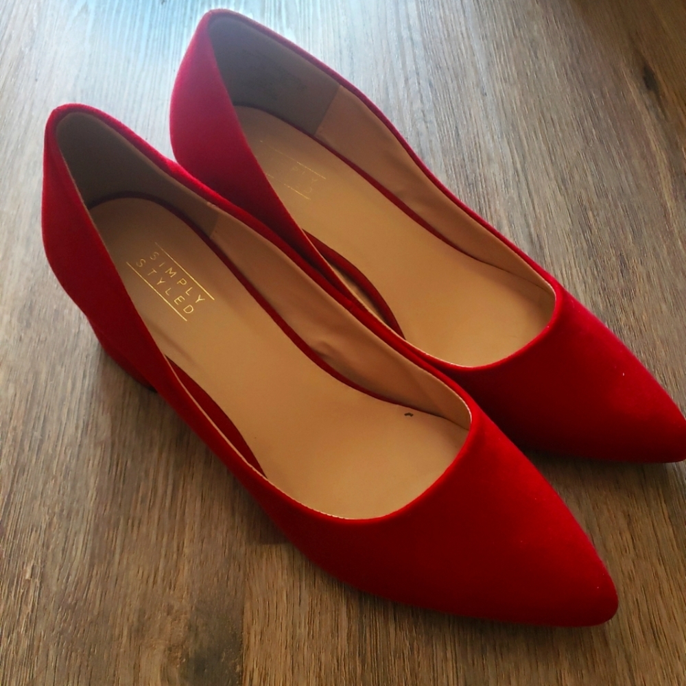 simply Styled red pumps